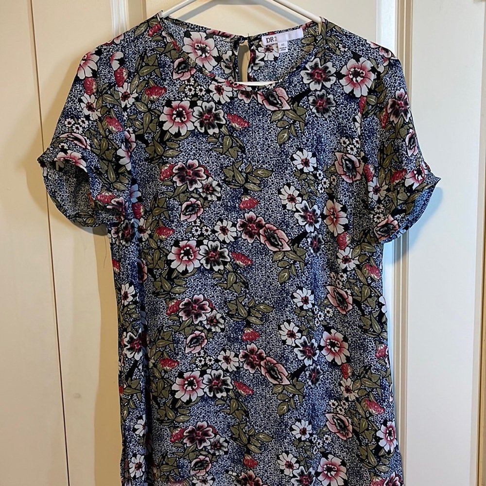 Floral top, size XS. Great for work. Open to any offer!